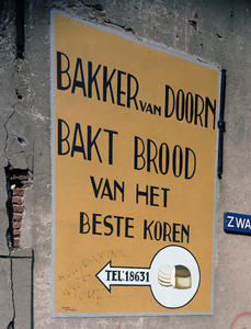 115837 Afbeelding van een oude muurreclame van Bakker Van Doorn in de Zwaansteeg te Utrecht.